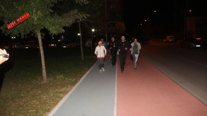 Parkta her yaştan mahalle sakini spor yapıyor