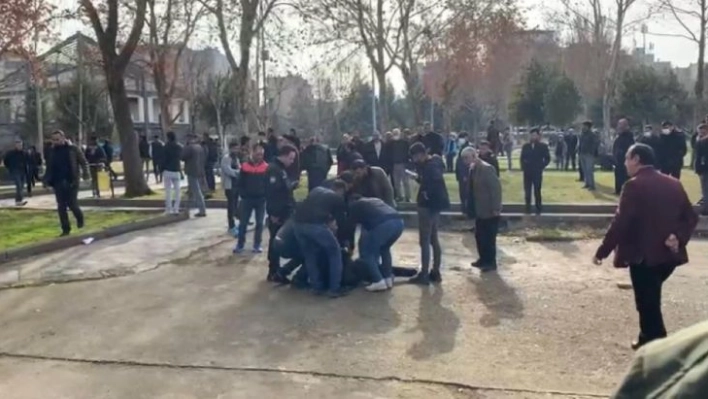 Parkta yürüyen genç bıçaklı saldırıya uğradı, 2 kişi gözaltına alındı