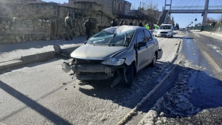 Patlayan su borusu kazaya neden oldu