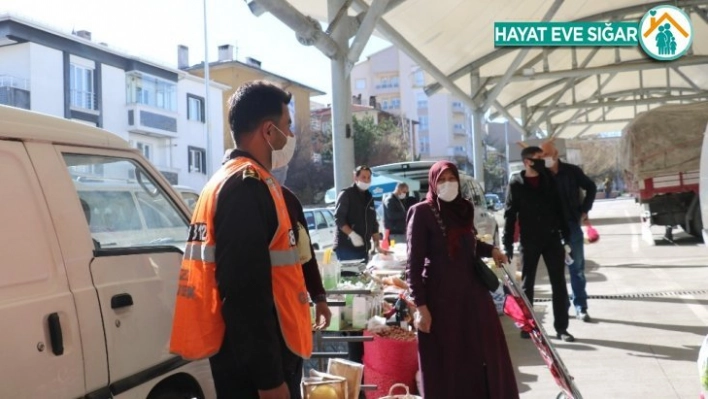 Pazar alışverişi için sıralarını beklediler