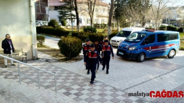 Pencereden girdiği okulların yardım paralarını çaldı