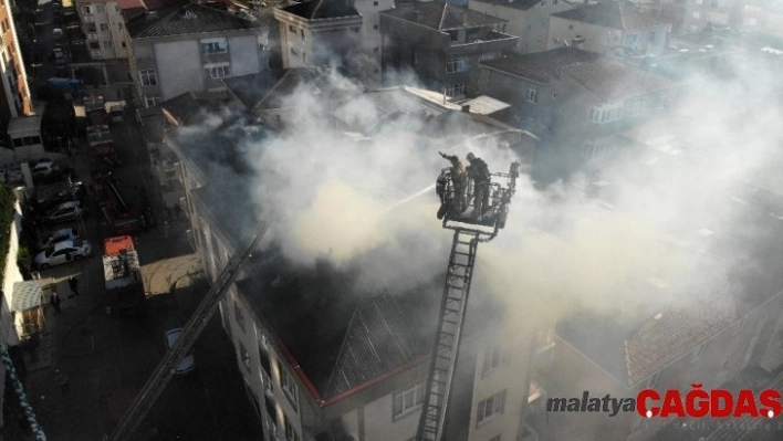 Pendik'te 4 katlı binanın çatısı alev alev yandı