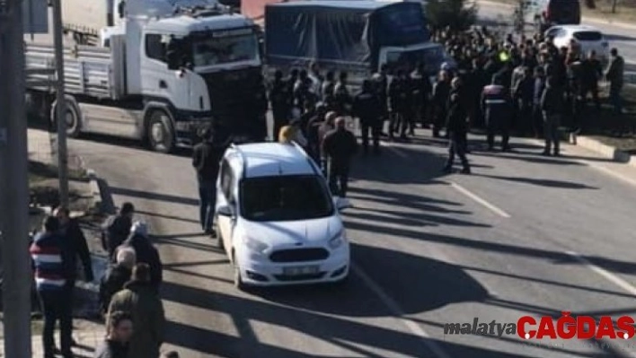 Polis, kamyoncuların yolu kapatmasına izin vermedi