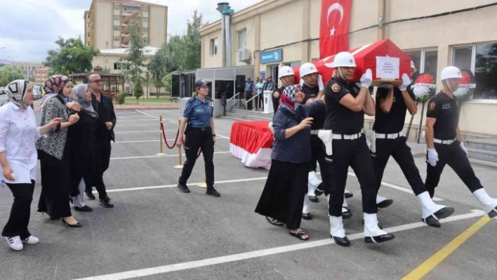 Polis memuru kalbine yenik düştü