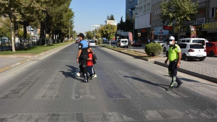 Polis okul önlerinde denetimi arttırdı