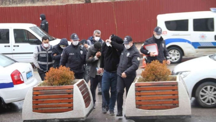 Polis tarafından suçüstü yapılan 4 şüpheli gözaltına alındı