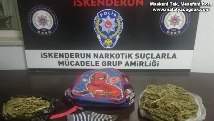 Polisi fark eden şahsın attığı okul çantasından 617 gram esrar çıktı