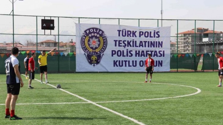 Polislerin futbol turnuvası çekişmeli geçti