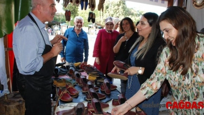 Protokol eşleri el emeği göz nuru eserleri inceledi