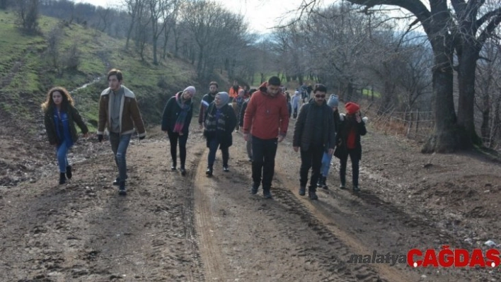 Protokol ve öğrenciler doğa yürüyüşü yaptı