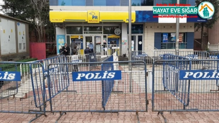 PTT şubelerinin önü boş kaldı