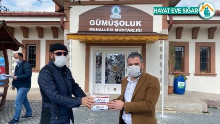 Pursaklar Belediye Başkanı sokak sokak maske dağıttı