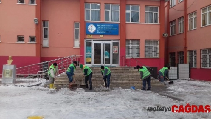 Pursaklara yağan kar hayatı felç edemedi