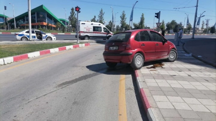 Refüje çarpan otomobildeki 2 kişi yaralandı