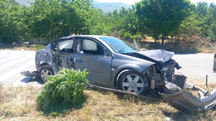 Refüje çarpan otomobildeki 5 kişi yaralandı