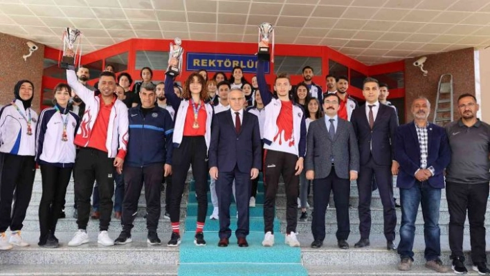 Rektör Özaydın'dan başarılı sporculara GAÜN Sporium'a ücretsiz üyelik