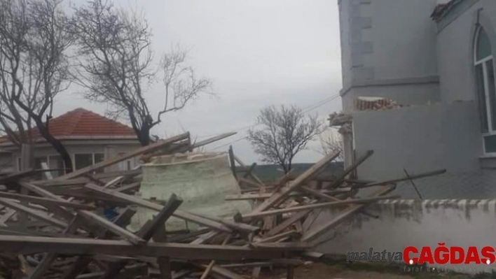 Rüzgar nedeniyle caminin minaresi yıkıldı