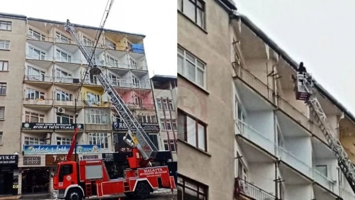 Saçaklardaki buzlar İtfaye Ekipleri Tarafından kırılıyor