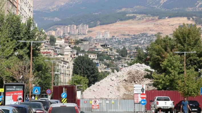 Saçma binanın enkazı da dert oldu