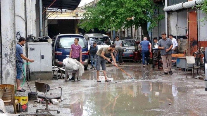 Sağanağın vurduğu Osmaniye'de sanayi esnafı iş yerlerini temizleyerek güne başladı