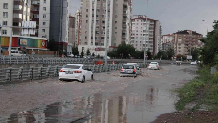 Sağanak yağış hayatı olumsuz etkiledi