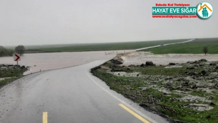 Sağanak yağış nedeni ile yol su altında kaldı