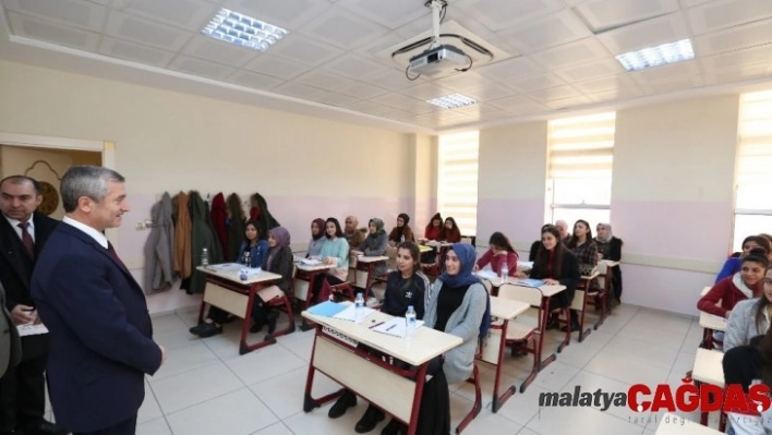 Şahinbey Belediyesi'nden öğrencilere kaynak kitap desteği