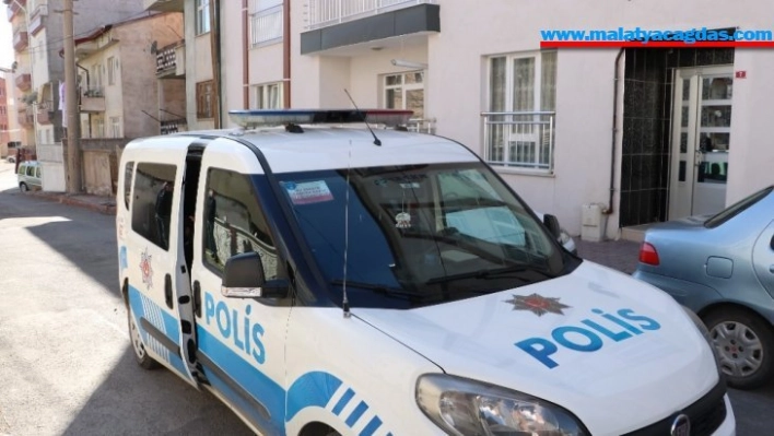 Sahte polis yaşlı kadını dolandırdı