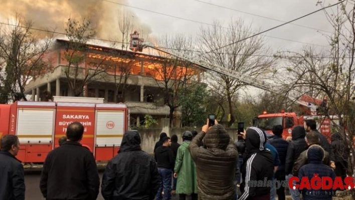 Sakarya'da çıkan yangında çatı katı alev alev yandı