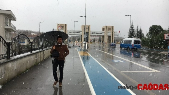 Sakarya Üniversitesi Kampüsü'nde mevsimin ilk karı yağdı