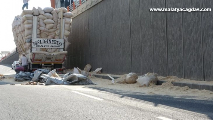 Saman yüklü kamyon alt geçide takıldı: Yola savrulan balyalar trafiği kilitledi