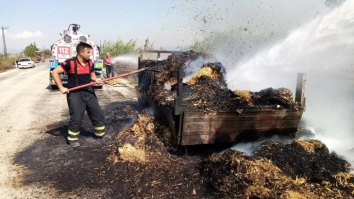 Saman yüklü traktör römorku yandı