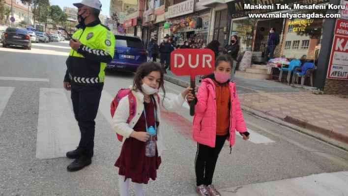 Samandağ'da 'Yaya önceliği kırmızı çizgimizdir' uygulaması