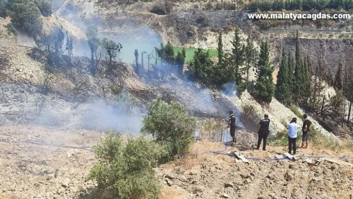 Samandağ'da polisler yangını büyümeden söndürdü