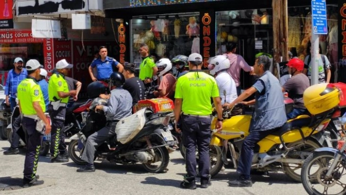 Samandağ'da trafik polisleri, motosiklet sürücülerine bilgilendirme yaptı