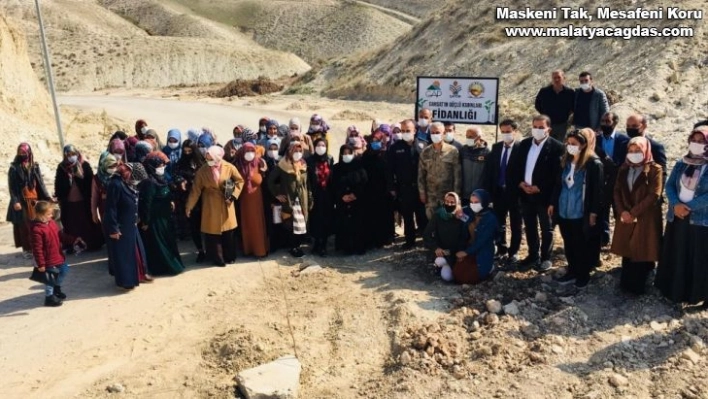 Samsat'ta kadınlar meyve fidanlarını toprakla buluşturdu