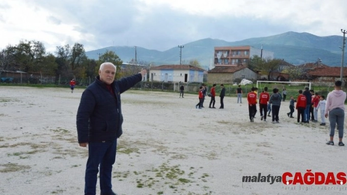 Sancaklıbozköylü çocuklar futbol sahasının yenilenmesini istiyor