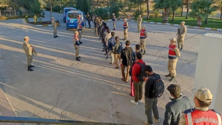 Şanlıurfa'da 24 kaçak göçmen yakalandı