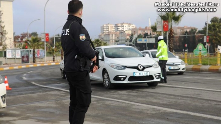 Şanlıurfa'da araç başında telefon kullanan yandı