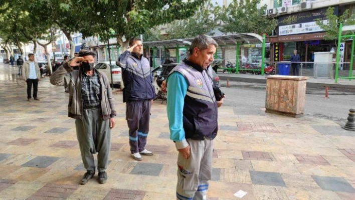 Şanlıurfa'da Ata'ya saygı duruşu