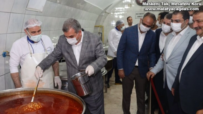 Şanlıurfa'da belediye başkanları aşevinde elleriyle yemek dağıttı