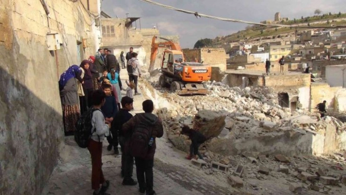 Şanlıurfa'da davullu zurnalı metruk ev yıkımı