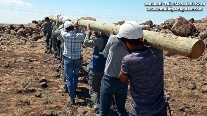 Şanlıurfa'da fırtınanın yıktığı elektrik şebekesi onarılıyor