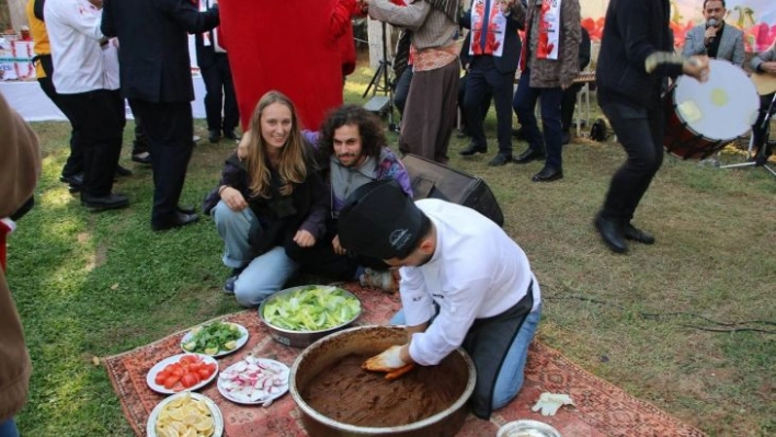 Şanlıurfa'da isot ile yapılan 63 çeşit yemek yüzlerce kişiye dağıtıldı