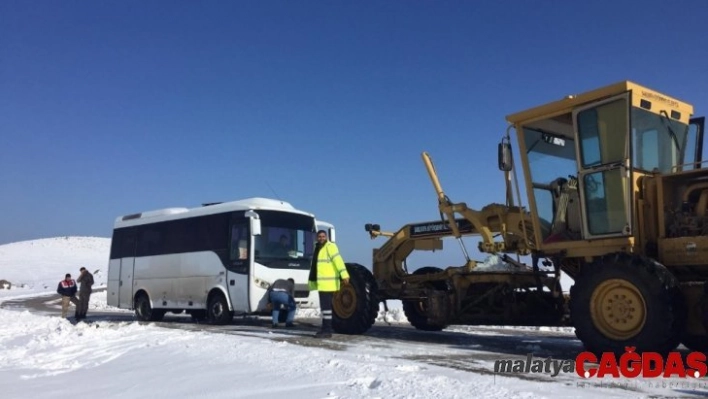 Şanlıurfa'da kapanan yollar ekipler tarafından açılıyor