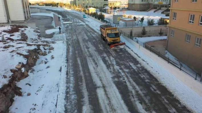 Şanlıurfa'da karla mücadele çalışmaları sürüyor