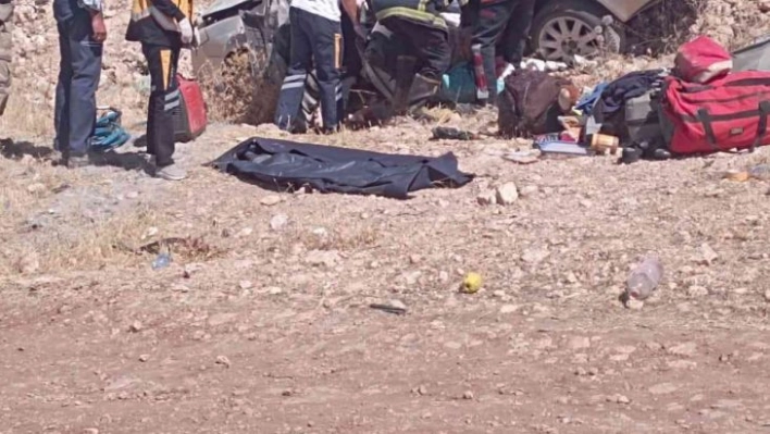 Şanlıurfa'da otomobil şarampole devrildi: 1 ölü, 1 yaralı