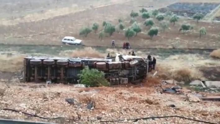 Şanlıurfa'da pikap ile tır çarpışarak şarampole uçtu: 2 yaralı