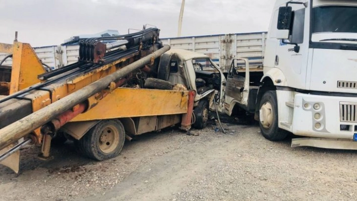 Şanlıurfa'da vinç tırla çarpıştı: 3 yaralı