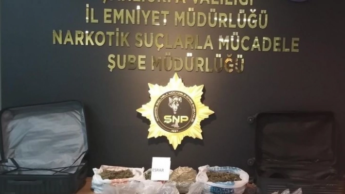 Şanlıurfa'da yaklaşık 11 kilo esrar ve 7 kilo skunk ele geçirildi